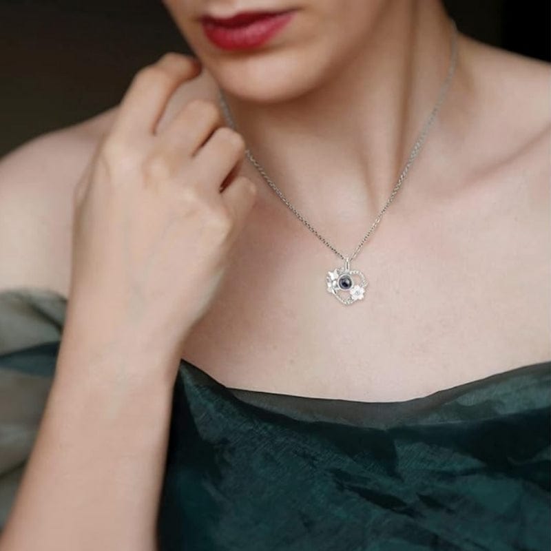 Collier Photo Coeur en Argent porté par une femme