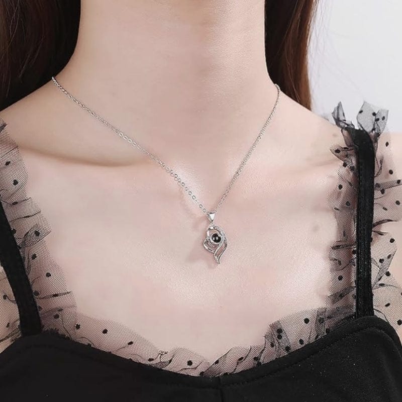 Collier Projection Photo Personnalisé argent au cou d'une femme