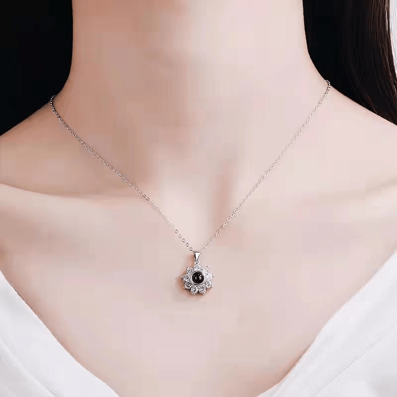 Collier avec Photo Personnalisé argent porté par une femme
