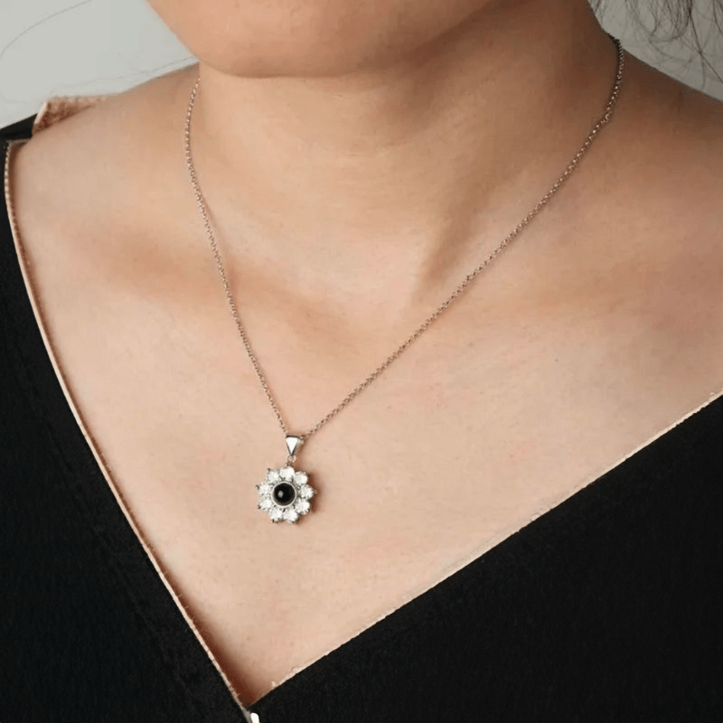 Collier avec Photo Personnalisé porté par une femme