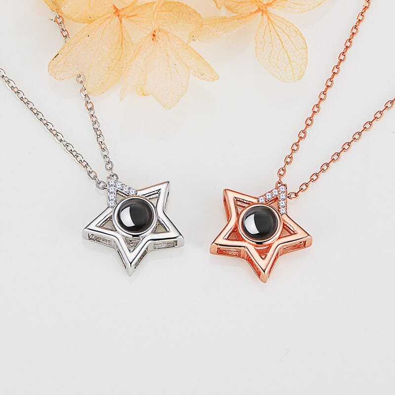Collier photo projection étoile en argent et or rose sur fond blanc