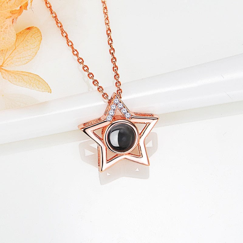 Collier photo projection étoile en argent or rose sur fond blanc