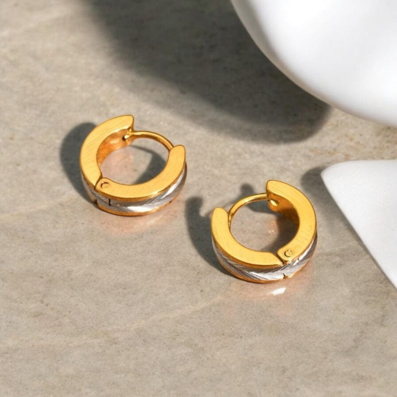 Vue arrière de créoles dorées avec fermoir en acier inoxydable