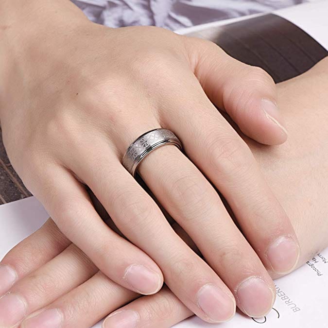 Bague celtique argentée portée à la main