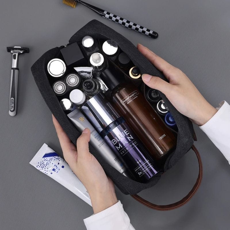 Trousse de toilette homme cuir voyage ouverte produits soins masculins