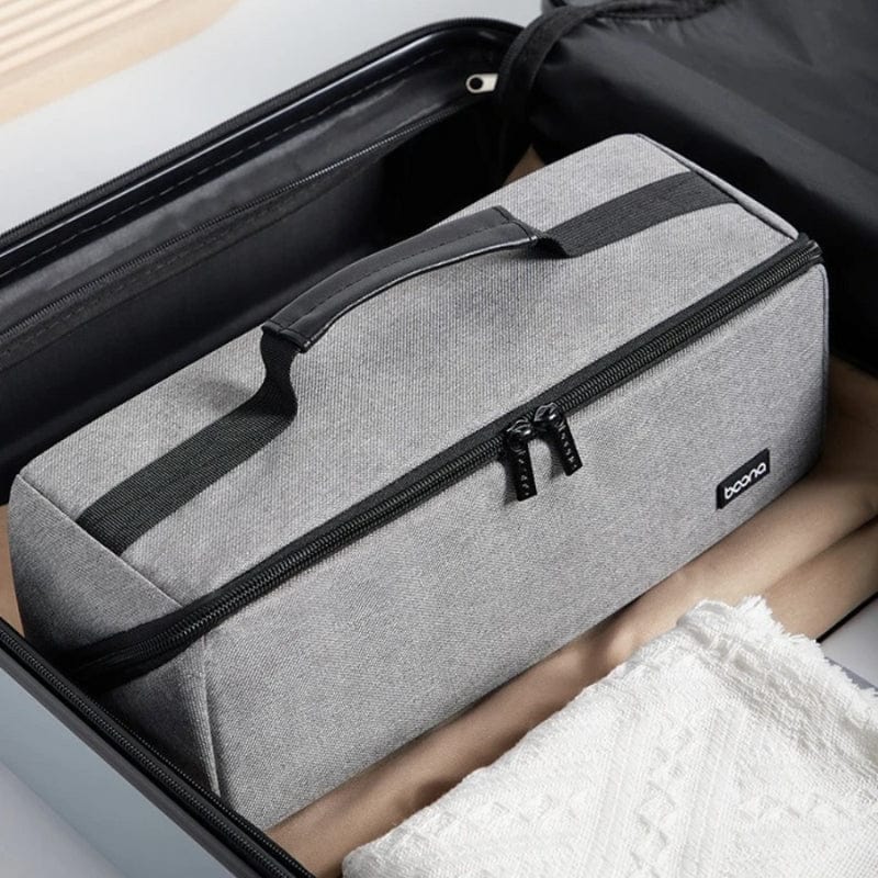 Grande Trousse de toilette grise rangée dans valise pour voyage d'affaires