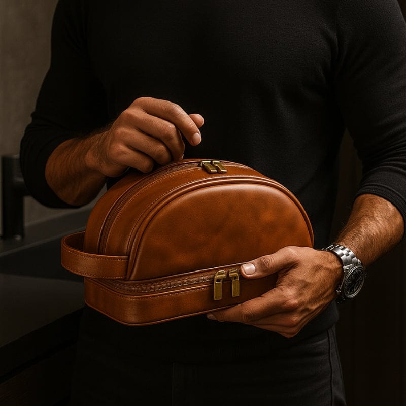Trousse de toilette homme en cuir camel, design rigide et élégant