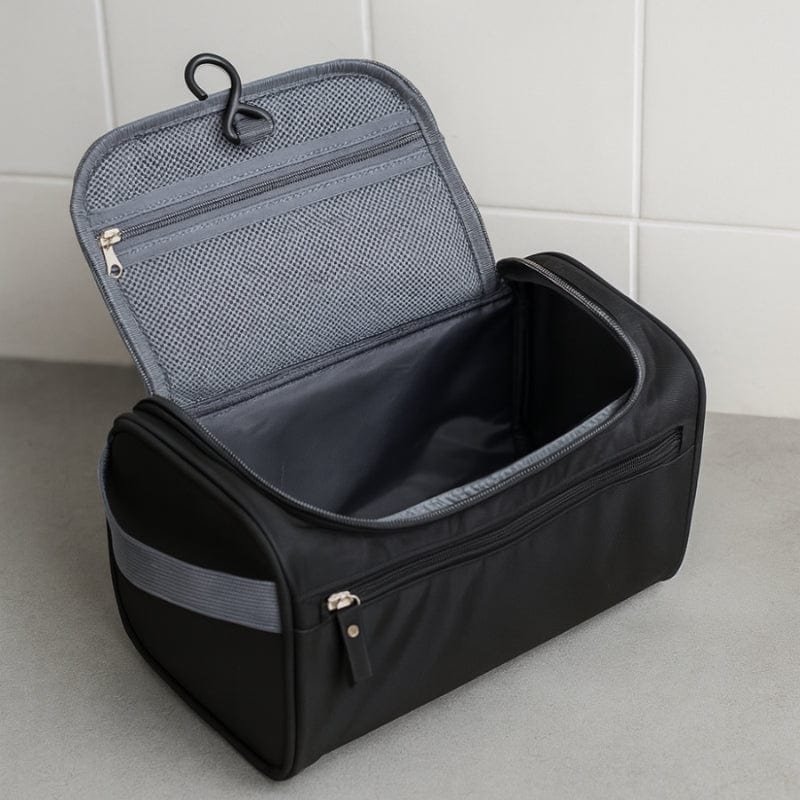 grande trousse de toilette homme suspendue ouverte avec crochet