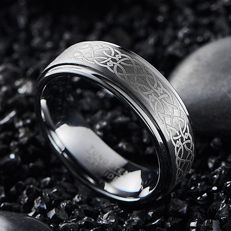 Bague argent celtique gravée d'entrelacs sur fond de pierres sombres