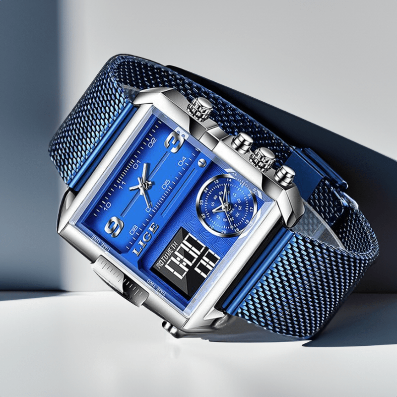 Montre Carrée Militaire en Acier bleu posée sur fond gris