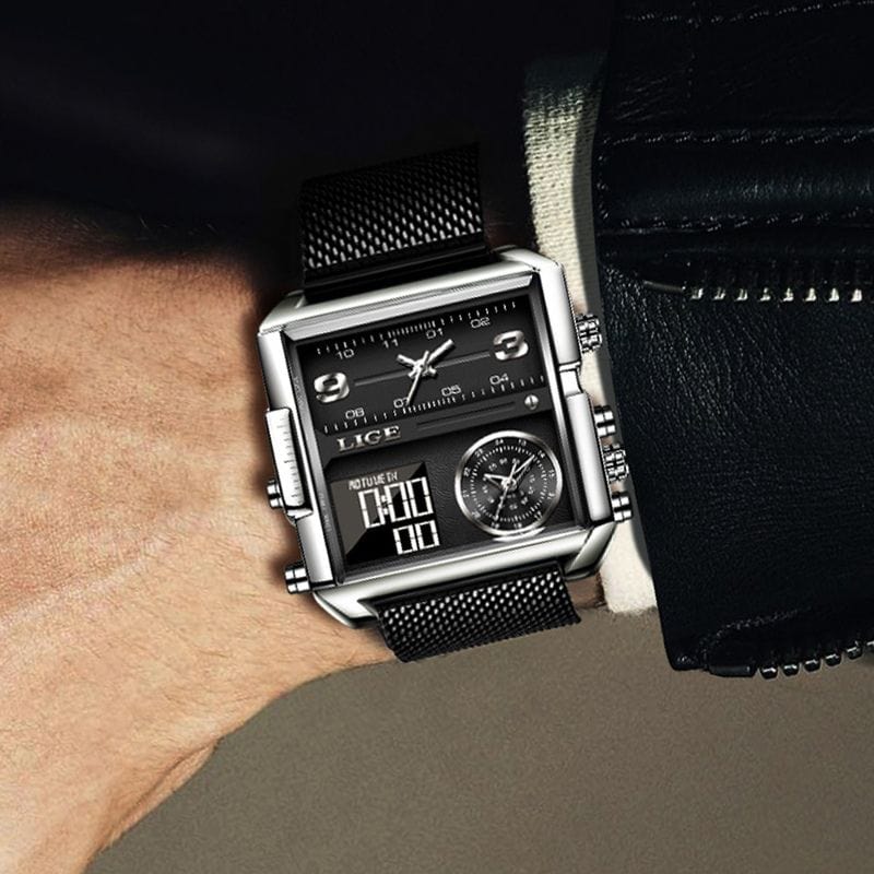 Montre Carrée Militaire en Acier noir et argent portée par un homme vu de près