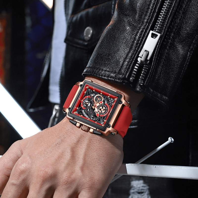 Montre Chronographe Squelette Carrée rouge portée par un homme en veste en cuir