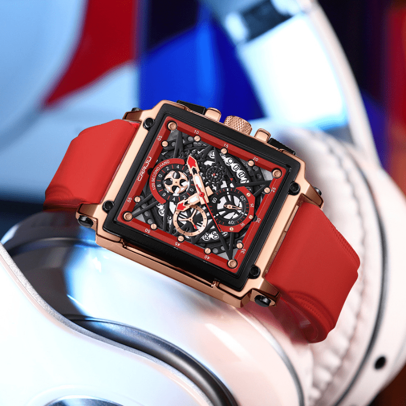 Montre Chronographe Squelette Carrée rouge sur un casque