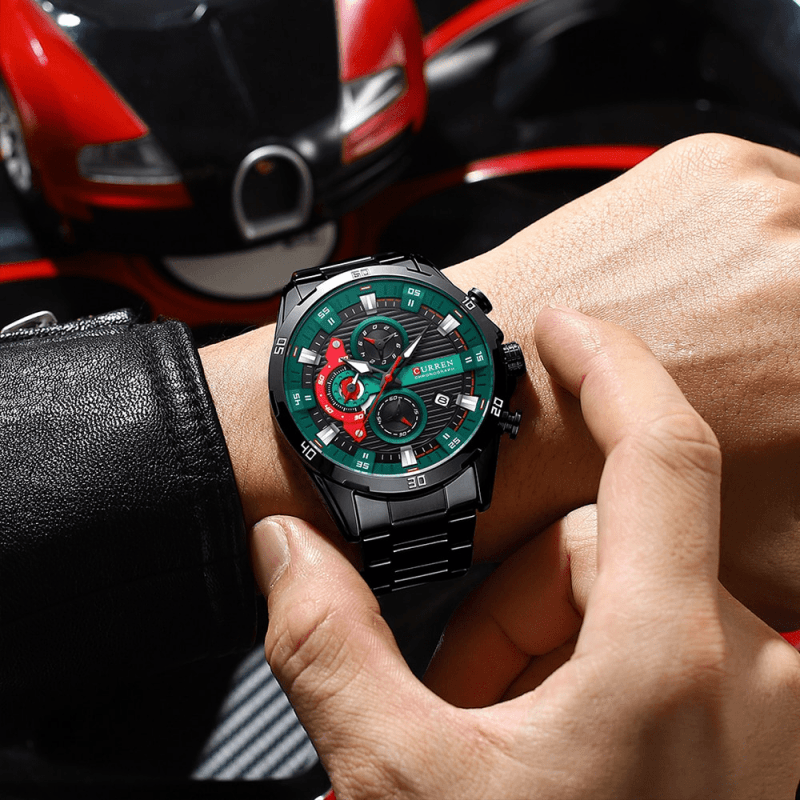 Montre Chronographe en Acier noir et vert portée