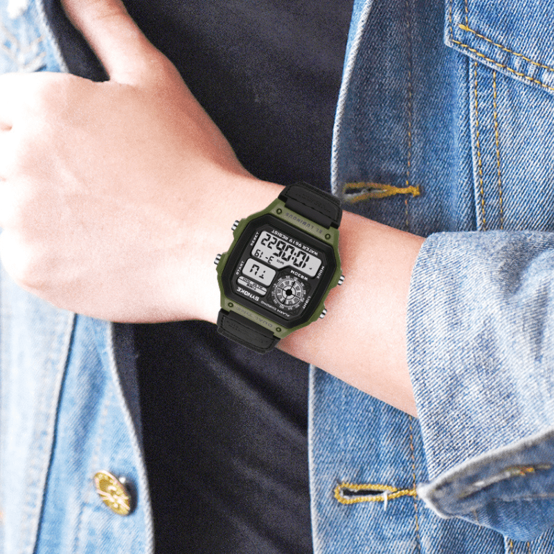 Montre Digitale Carré noir et vert portée