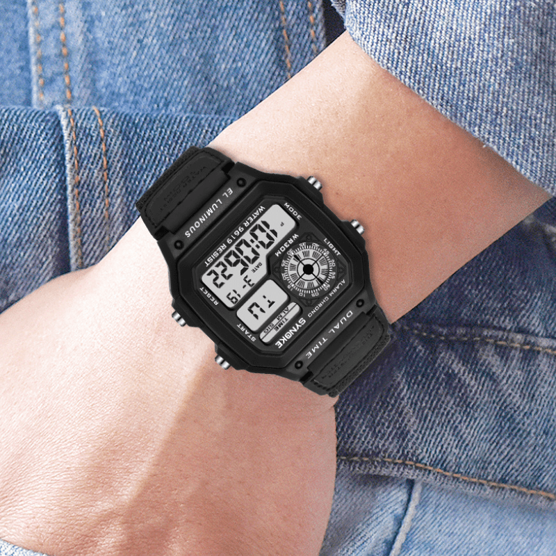 Montre Digitale Carré noir portée