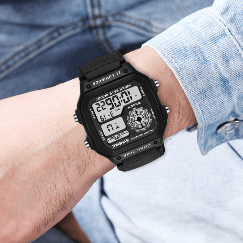 Montre Digitale Carré noir portée par un homme