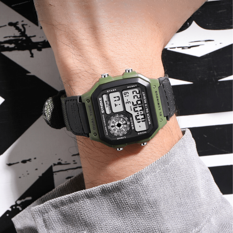 Montre Digitale Carré vert et noir portée