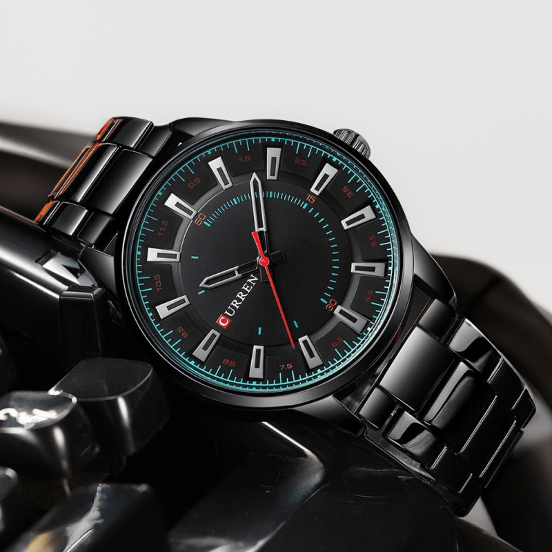 Montre Noire Homme en Acier noire posée