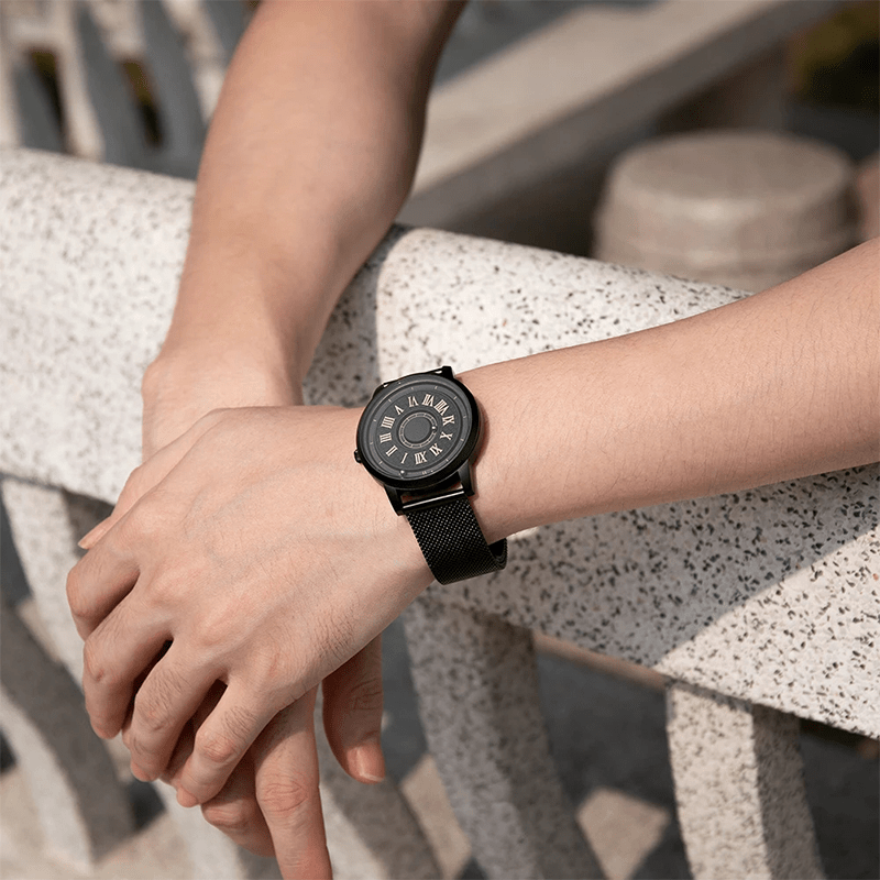 Montre Noire à Bille Magnétique portée