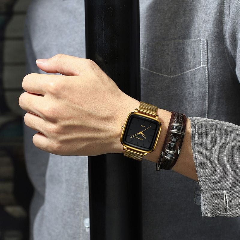 Montre Or Cadran Carré or et noir portée par un homme