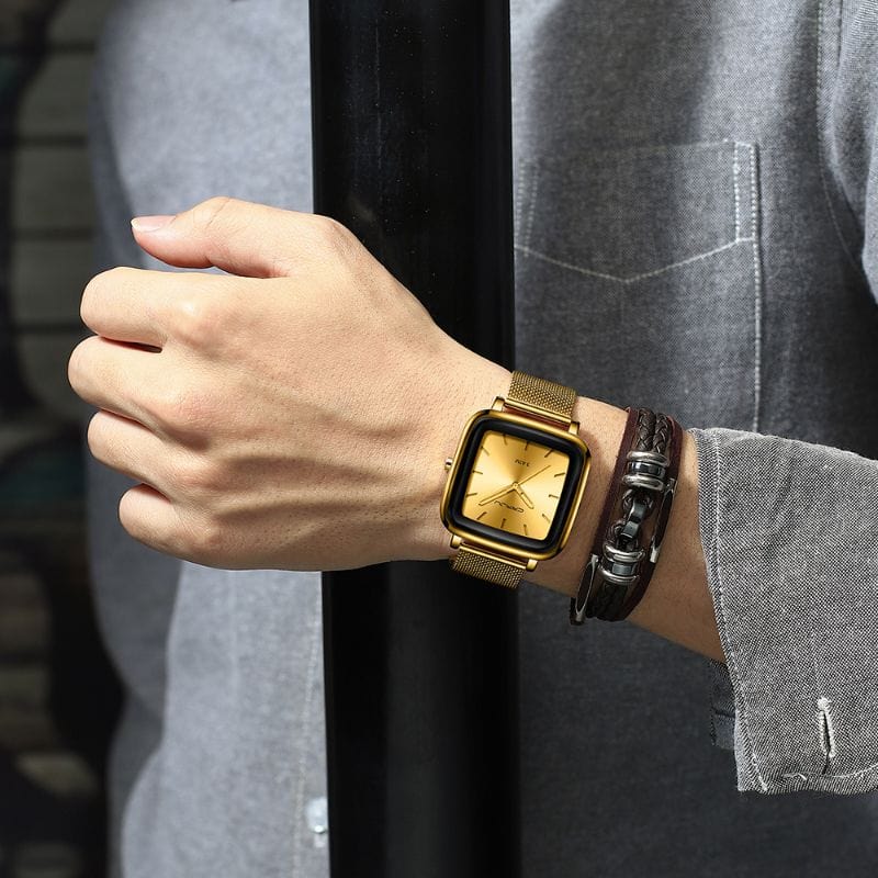 Montre Or Cadran Carré or portée par un homme