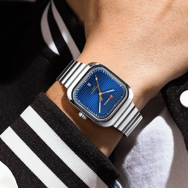 Montre Quartz Carré argent et bleu portée