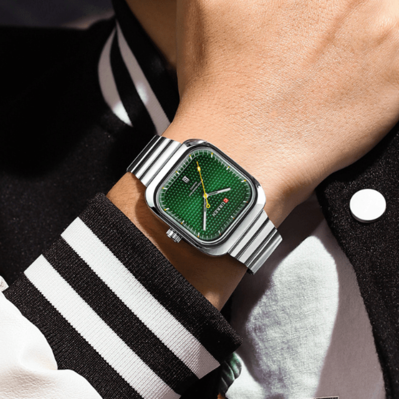 Montre Quartz Carré argent et vert portée