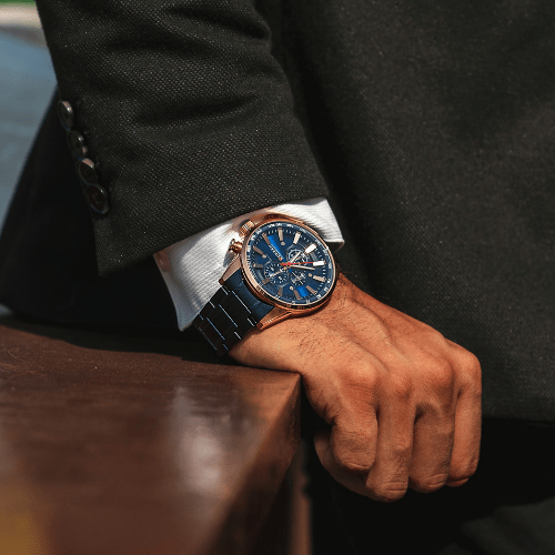 Montre Quartz Luxe Bracelet Acier bleue portée par un homme en costume