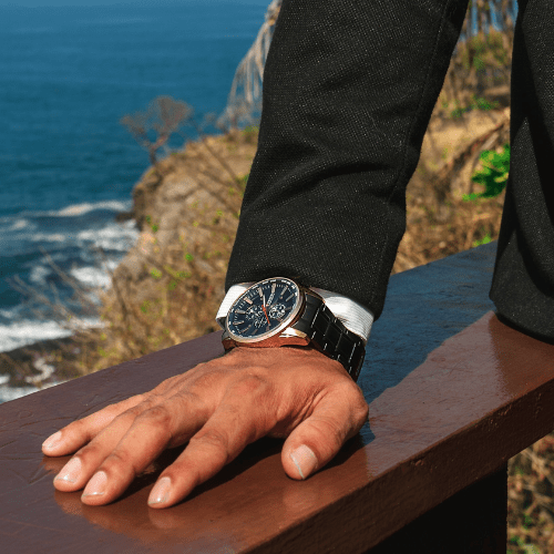 Montre Quartz Luxe Bracelet Acier noir portée par un homme en costume