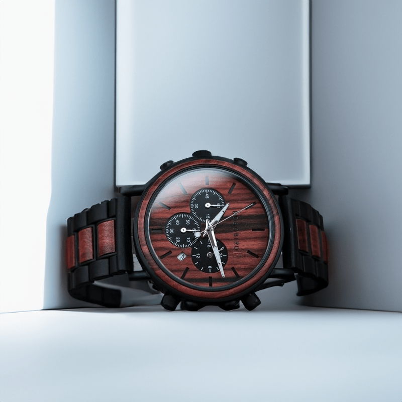 Montre Quartz en Bois bois rouge sur fond blanc