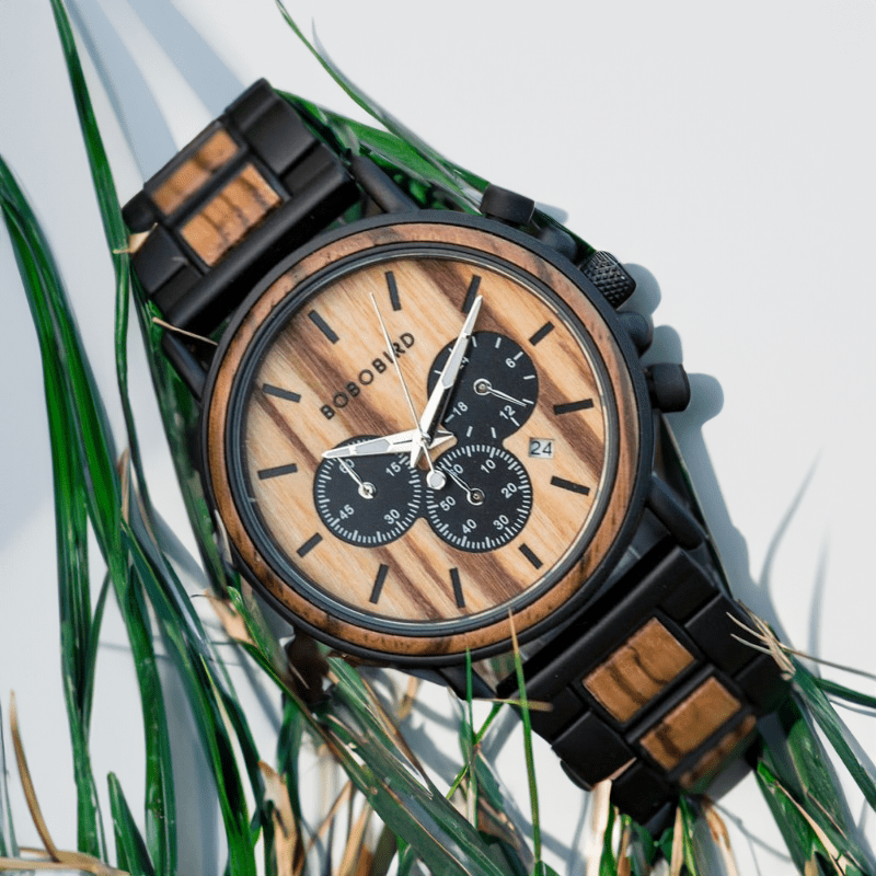 Montre Quartz en Bois sur fond blanc