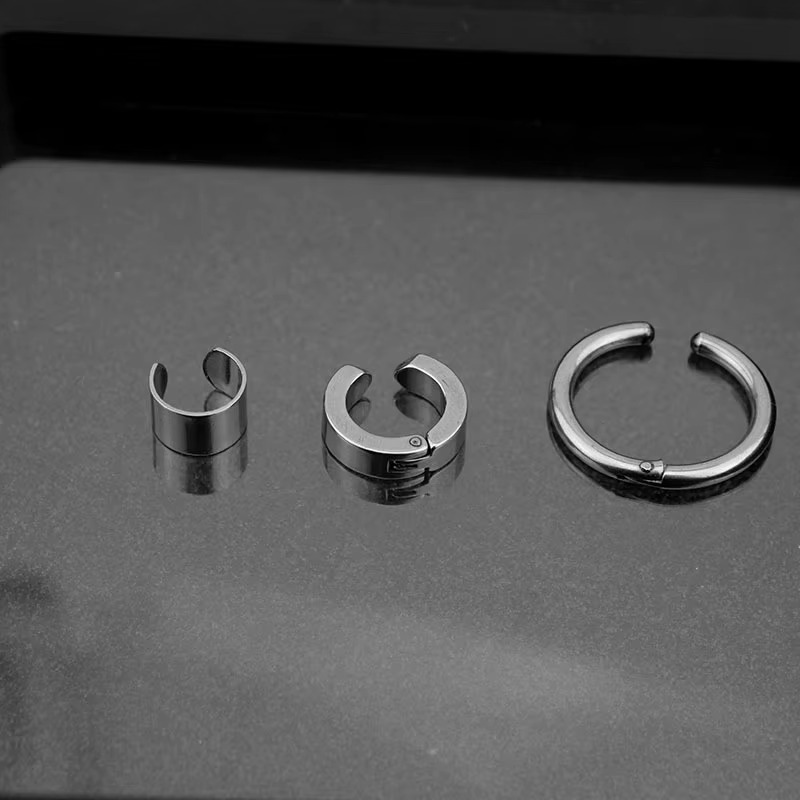 Lot de trois boucles d'oreilles clip pour homme : deux ear cuffs et un anneau, finition métallique argentée