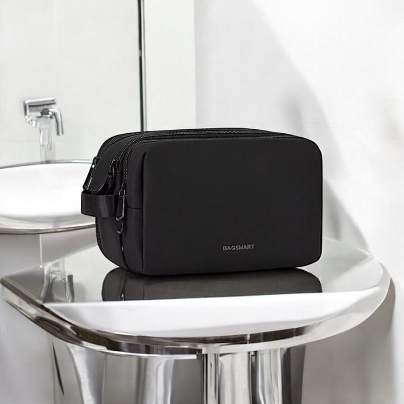 grande trousse de toilette homme fermée, design sobre et compartimenté