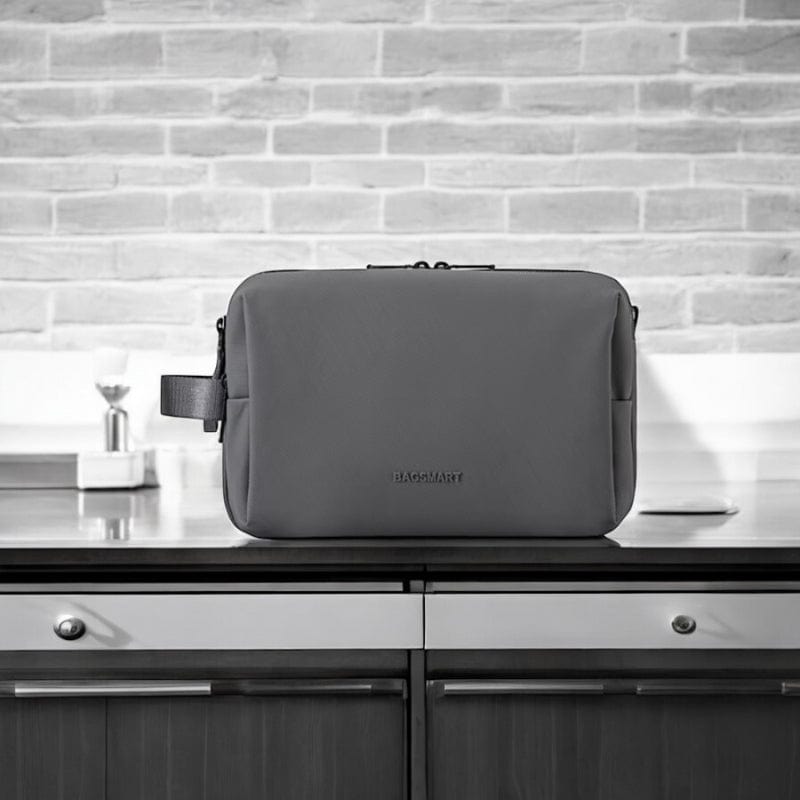 Trousse de toilette homme grise avec poignée latérale, design moderne