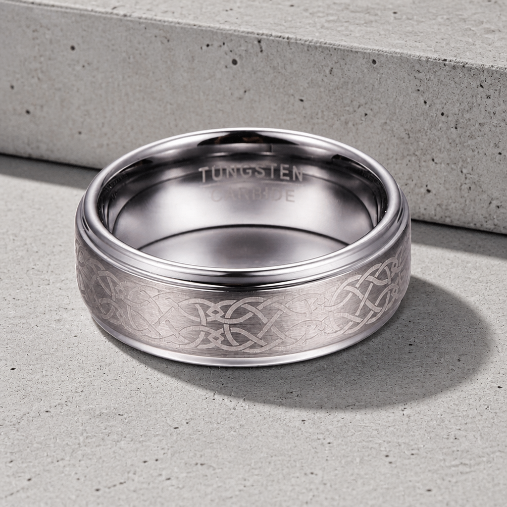 Bague celtique homme argentée à bords en gradins, vue inclinée avec gravure intérieure