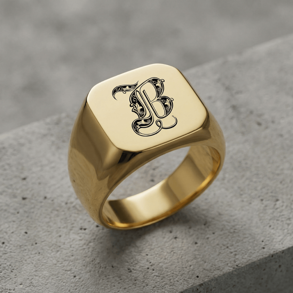bague chevalière homme or à graver initiale personnalisée style gothique acier doré