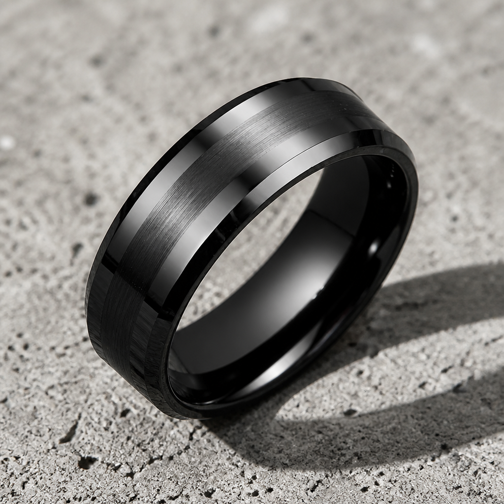 Détail de la bague noire homme : bande centrale brossée mate entre deux biseaux polis brillants
