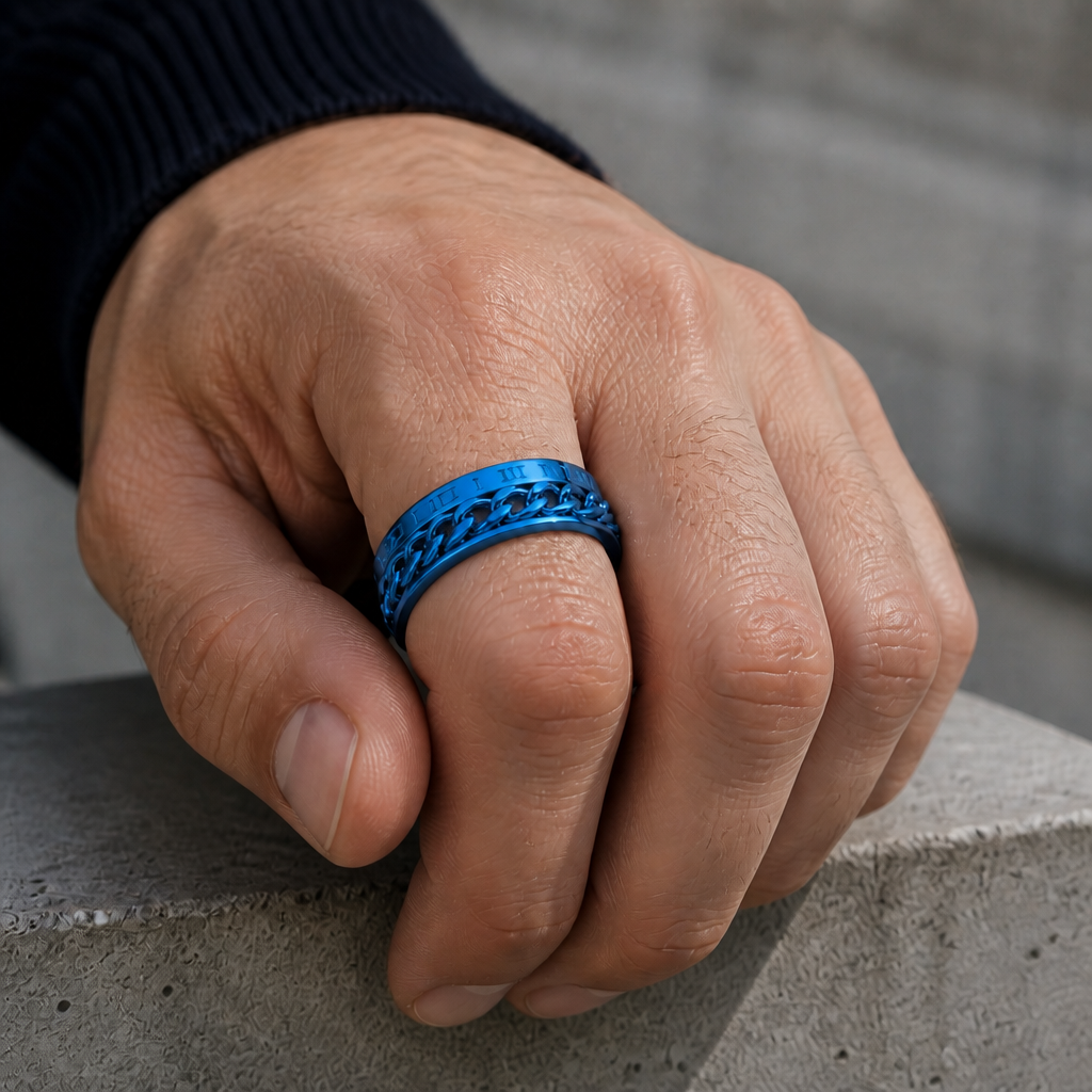 Bague chaîne bleue portée au doigt d'un homme