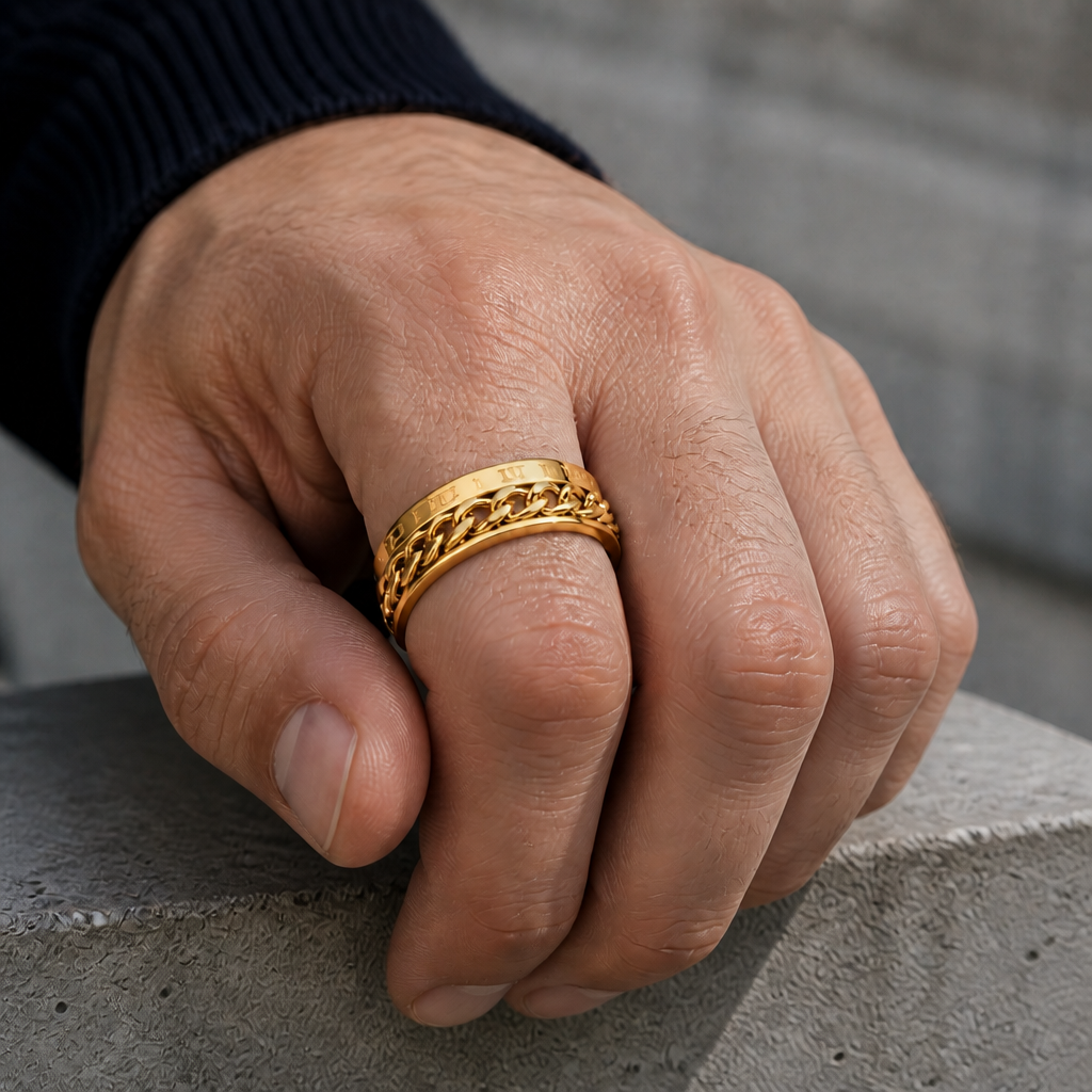 Bague chaîne dorée portée au doigt d'un homme