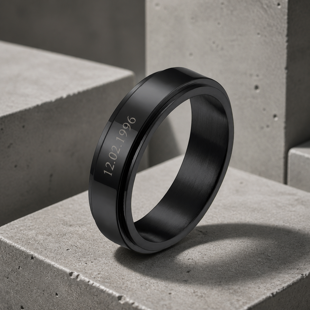 Bague homme personnalisée noire, date gravée en clair sur la bande tournante