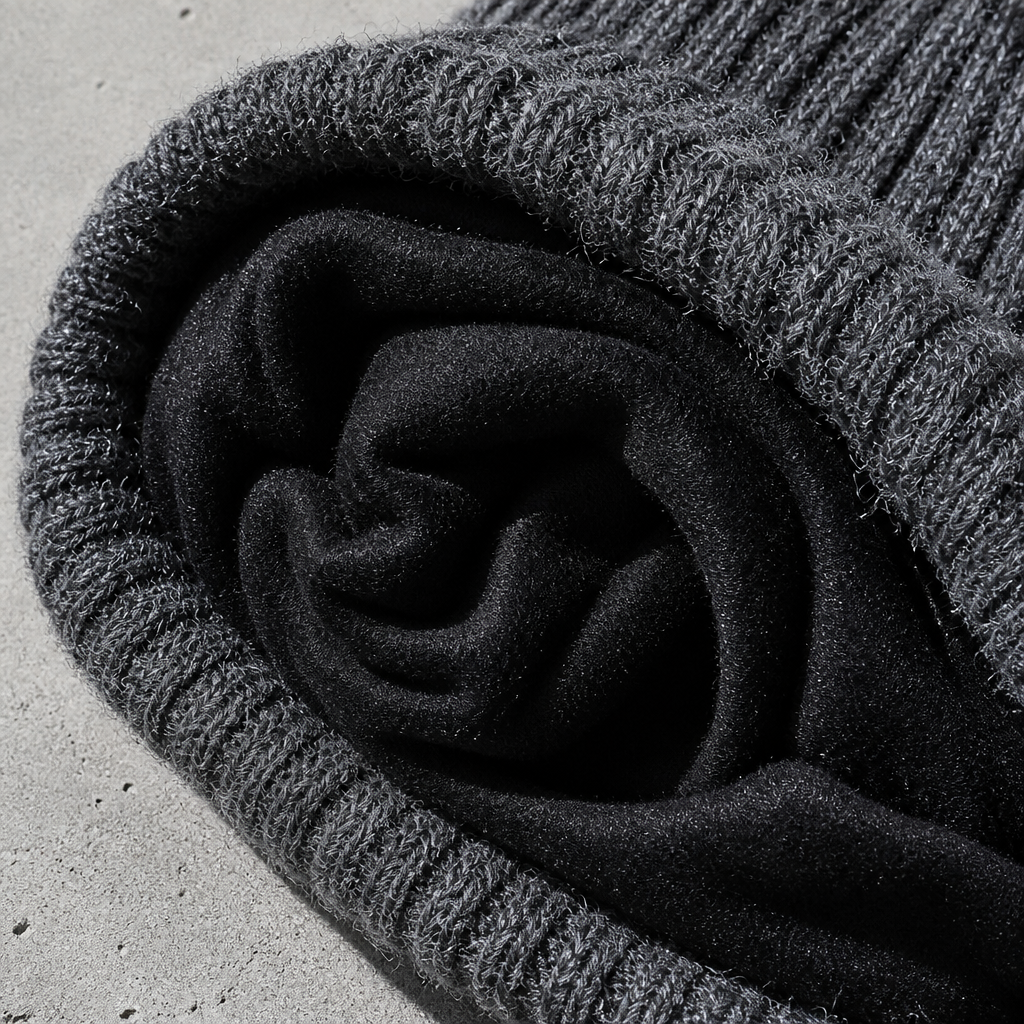 Doublure polaire noire à l'intérieur du bonnet en tricot gris foncé