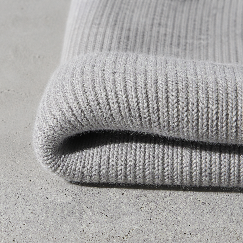 Détail du revers du bonnet gris : maille côtelée en laine mérinos