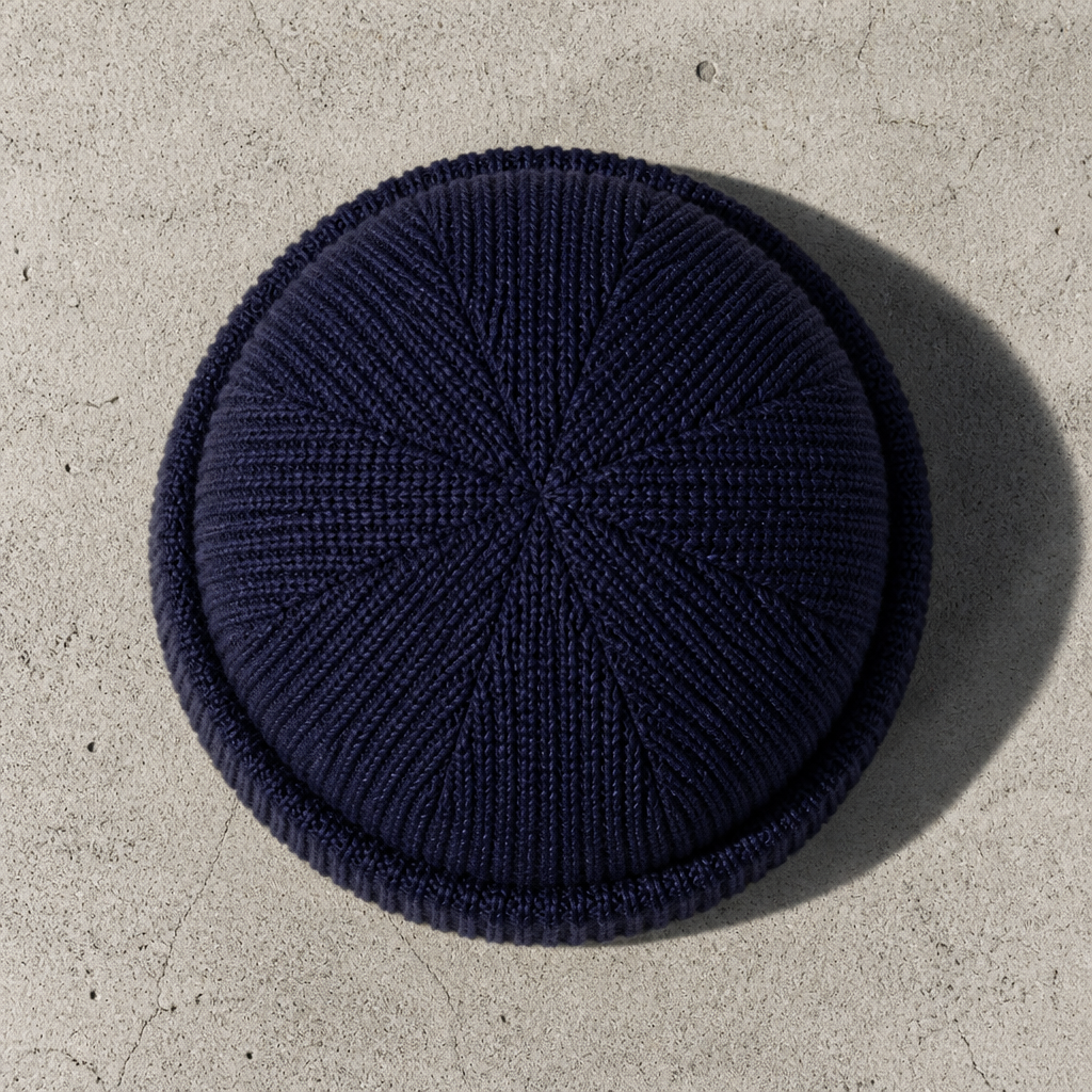 Bonnet bleu marine vu de dessus, calotte ronde et revers