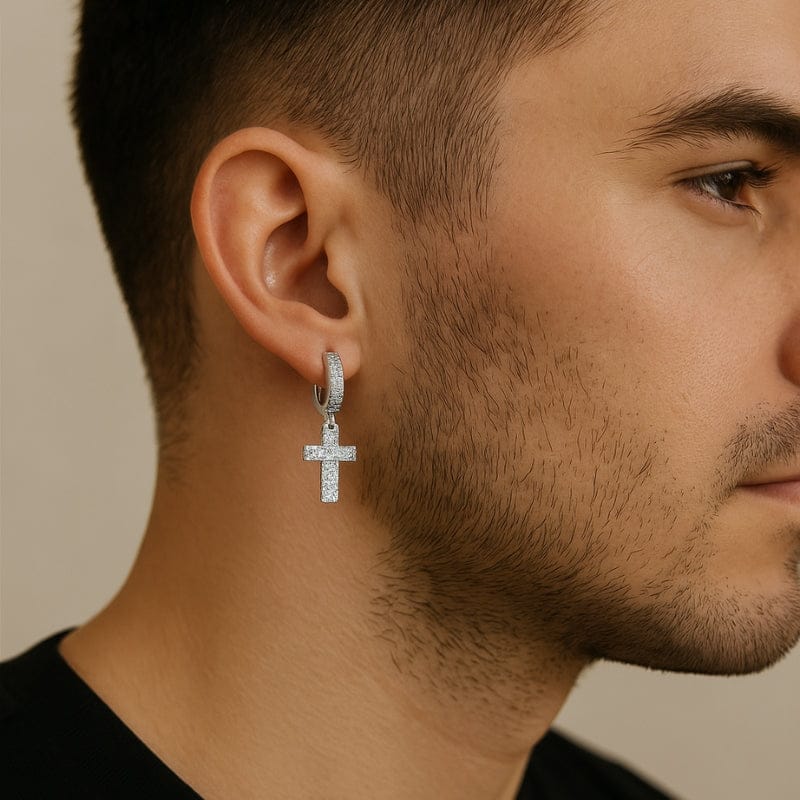 Boucle d'oreille croix homme diamant portée