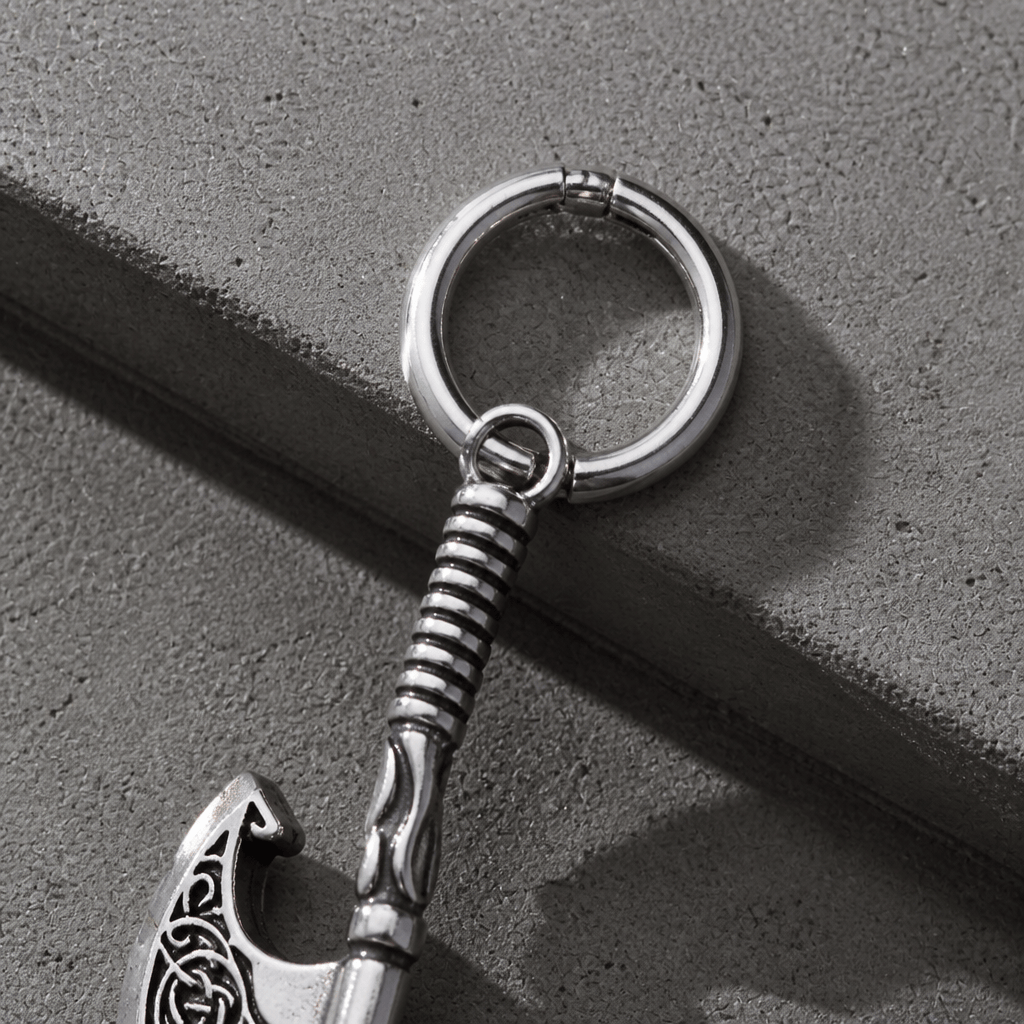 Macro sur la créole à fermeture clic et le manche cannelé de la boucle d'oreille hache viking
