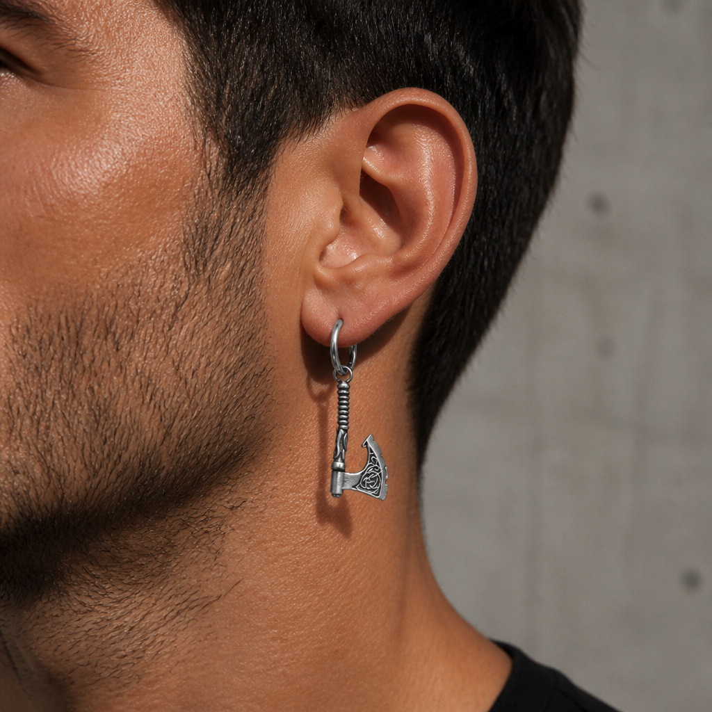Homme portant la boucle d'oreille créole en acier inoxydable à pendentif hache viking