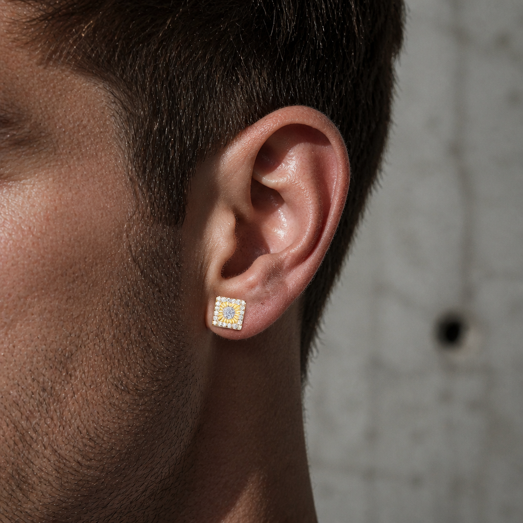Homme portant la puce carrée pavée dorée à l'oreille