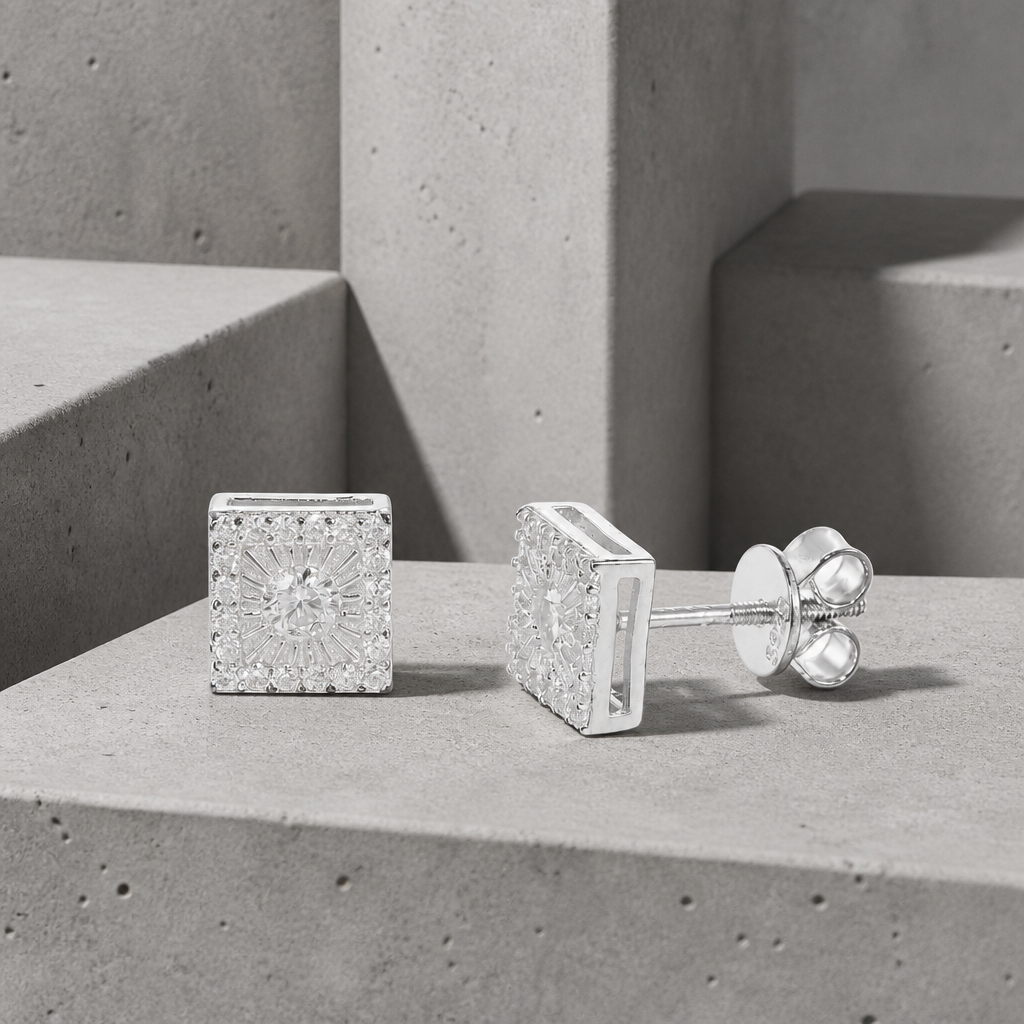 Boucles d'oreilles homme carré pavé effet diamant, version argent sur béton