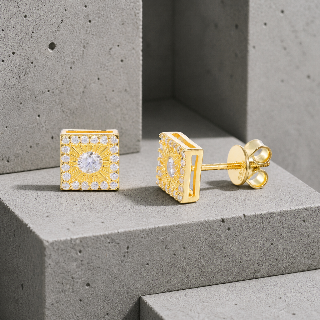 Boucles d'oreilles homme carré pavé effet diamant, version dorée sur béton